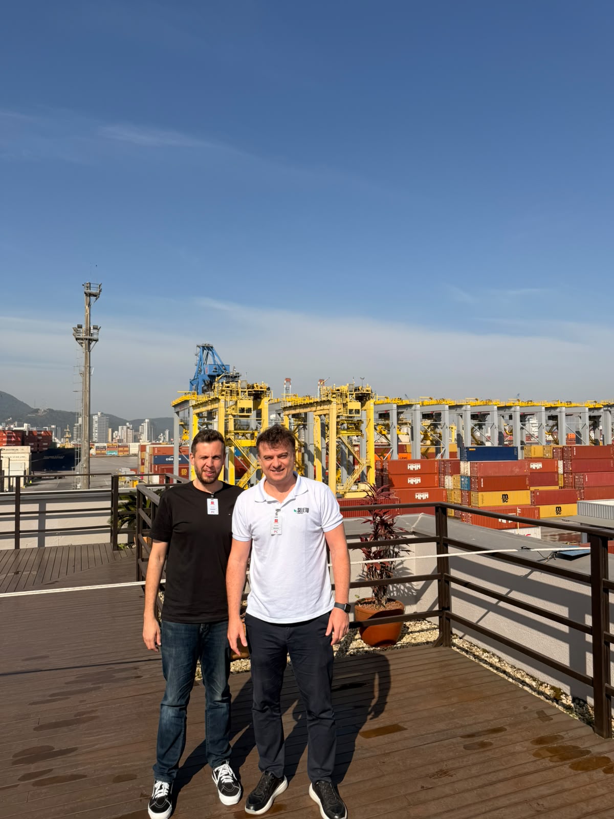 Leonardo Ferronatto e Thiago, sócios da Seleto Comex, no Porto de Navegantes
