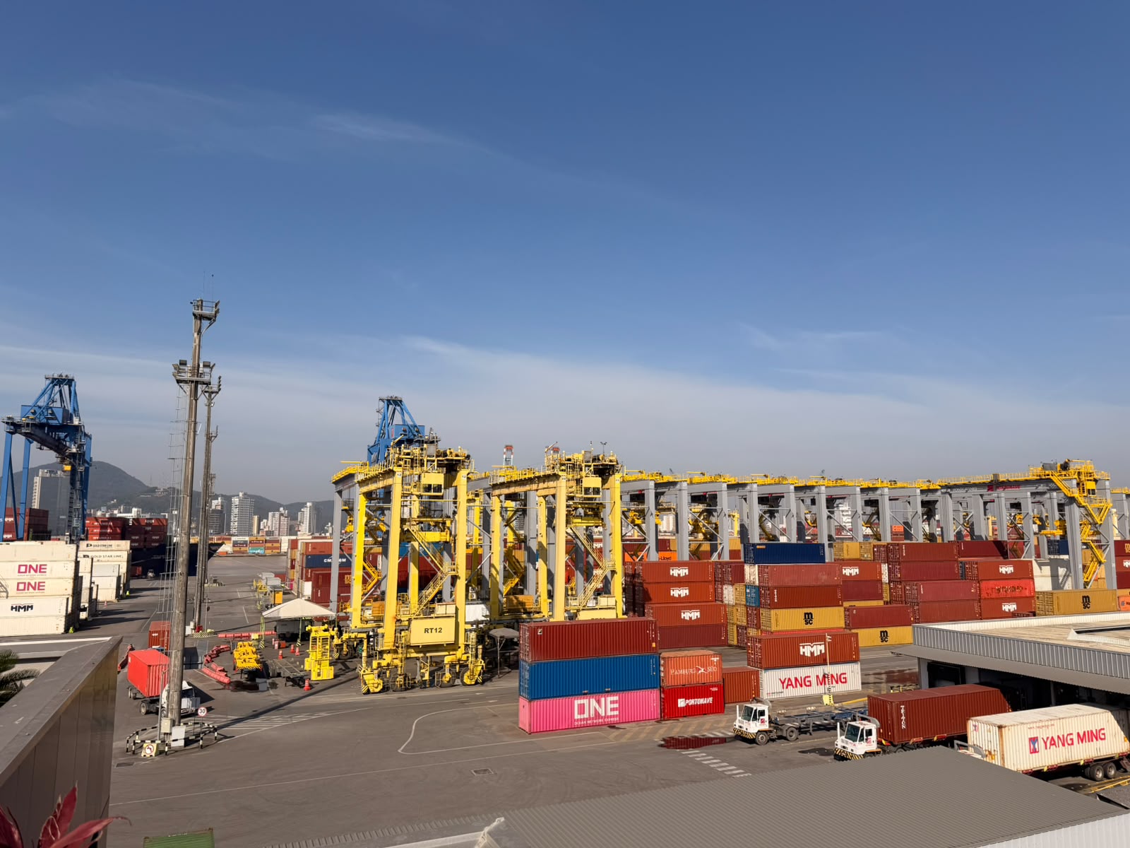 Pátio de contêineres e guindastes do Porto de Navegantes